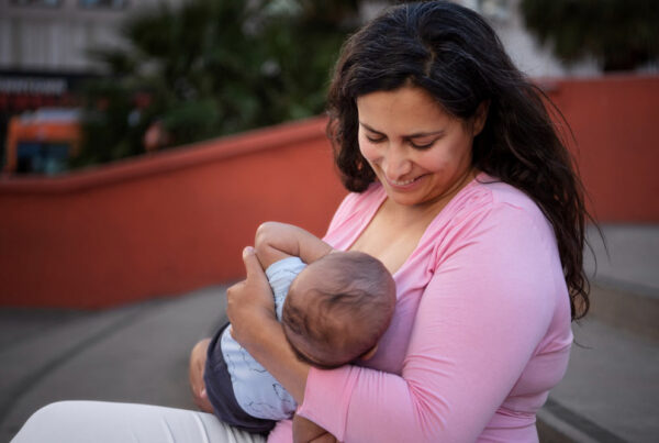 En la Ley está estipulado que se deben otorgar 2 reposos al día para la alimentación o extracción o la reducción de la jornada laboral por 1 hora durante 6 meses.